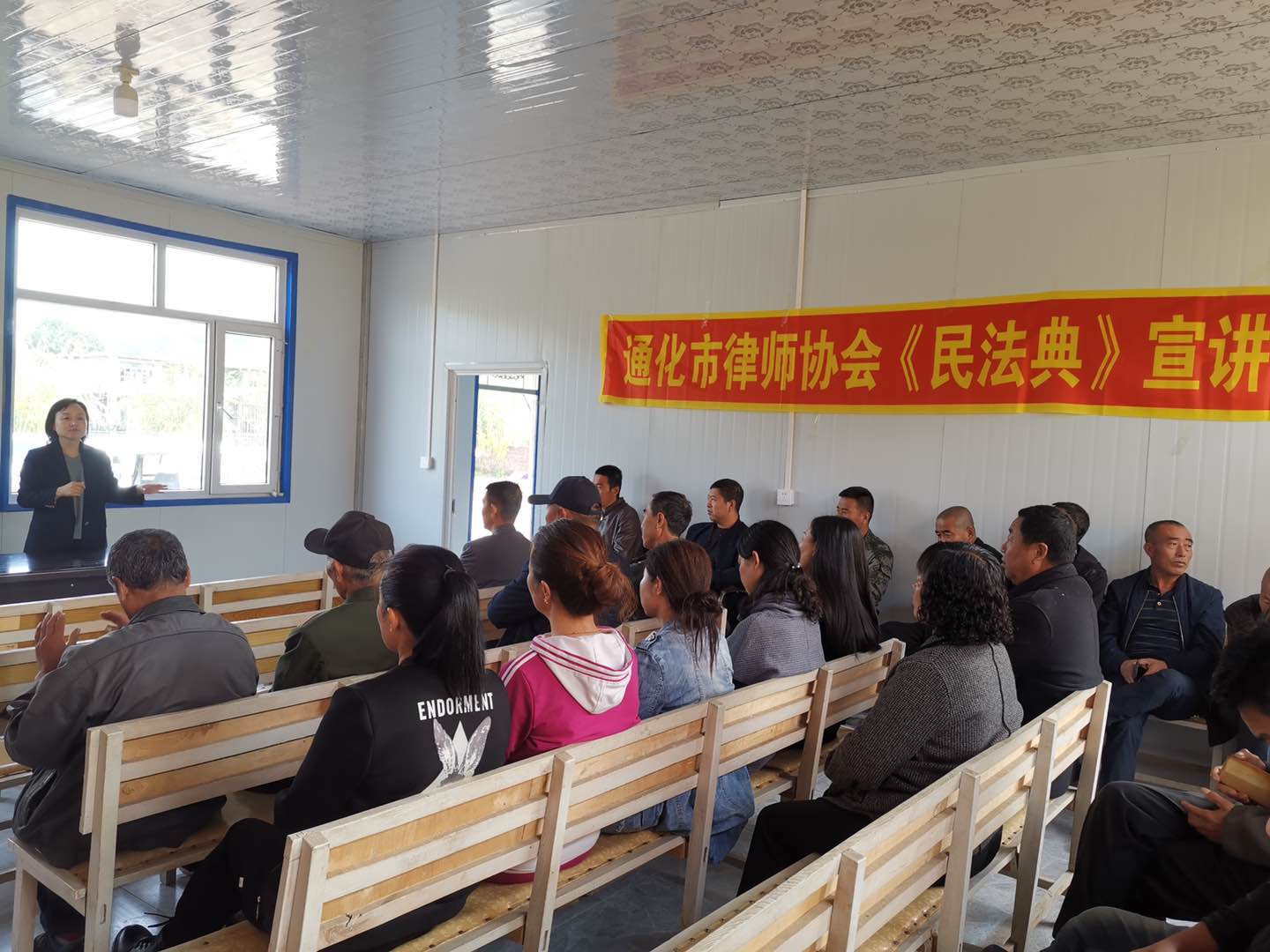 《民法典》律师宣讲团为村民宣讲.jpg